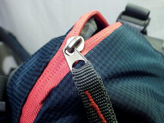 plecaka, tunel zapinany patką z rzepem, a w nim profilowaną aluminiową szynę.