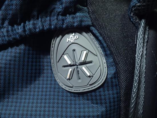 Wywnętrz komory przewidziano jeszcze dużą kieszeń dla bukłaka, którego wyprowadzenie na szelkę znajdziemy po prawej stronie.