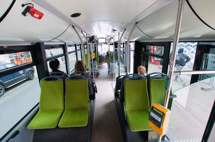 24 Wnętrze autobusu elektrycznego, który spotkać można podróżując liniami Miejskiego Przedsiębiorstwa Komunikacyjnego w Krakowie jącymi na pochyleniach, istotnie zwiększających pobór energii