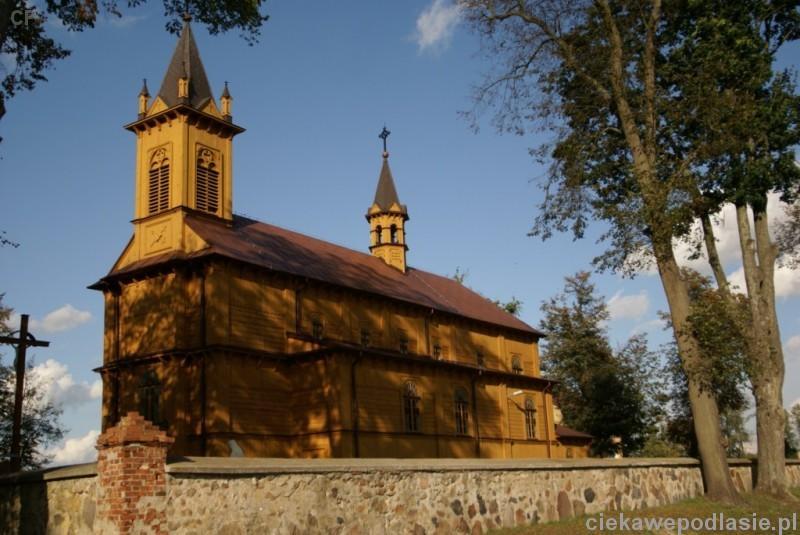 ATRAKCJE Kościół św. Trójcy - Pierwsza świątynia w tym miejscu istniała w 1540 r. Był to kościół drewniany, który prawdopodobnie spłonął podczas najazdu szwedzkiego.