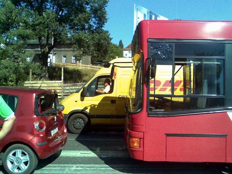 Skład zjechał awaryjnie na pętlę Os. Piaski. Kursy jedynki dokończył 6EGTW #272. (23.07.2008 r.) Około godz. 16:25 na ul. Mieszka I w rejonie ul.