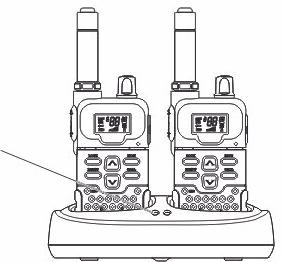 Radiotelefon może być ładowany tylko z dostarczoną ładowarką. Używanie innej może spowodować uszkodzenie sprzętu, które nie będzie objęte gwarancją. 3. Umieść krótkofalówki w ładowarce.