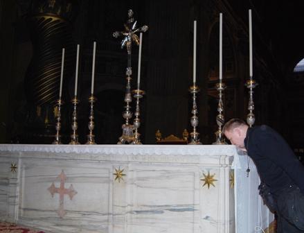 W Bazylice św. Piotra trwały dziś gorączkowe przygotowania do jutrzejszej Mszy pod przewodnictwem Benedykta XVI.