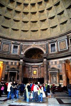 Wielkim przeżyciem było dla nas zwiedzanie Koloseum. Dokładnie niewiadomo czy rzeczywiście miało tutaj miejsce męczeństwo wielu chrześcijan.