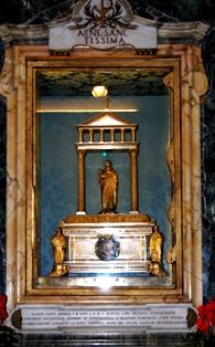 Od Bazyliki św. Jana blisko było do świątyni, w której znajdują słynne Święte Schody, po których prowadzono Pana Jezusa w czasie Męki na spotkanie z Piłatem. Wchodzi się po tych schodach na kolanach.