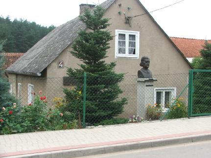 Najbardziej znany we wsi jest dom poetki i nauczycielki Marii Zientary Malewskiej, w którym w roku 1896 urodziła się i