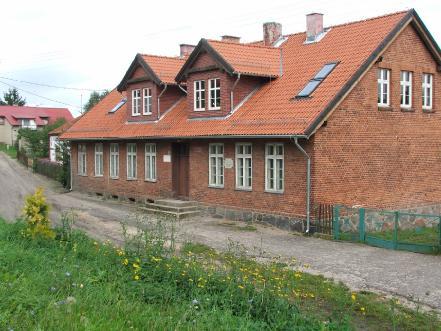 Budynek biblioteki w latach 1931-1938 był ostoją polskości, działała tu polska szkoła. Obecnie oprócz wypożyczalni im.