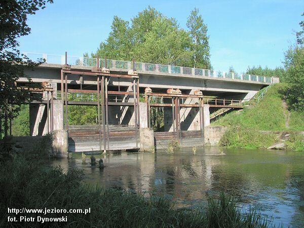 Jazz most na ujściu Łyny z jeziora Mosąg. Betonowej konstrukcji most między Brąswałdem, a Barkwedą pełni dwie funkcje.