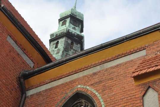 Budownictwo ogólne 149 Rozstaw otworów był dostosowany do rozstawu krokwi. Kotwienie gzymsów wykonano za pomocą śrub M10, klinowych podkładek dostosowanych do kąta nachylenia śruby i blach oporowych.