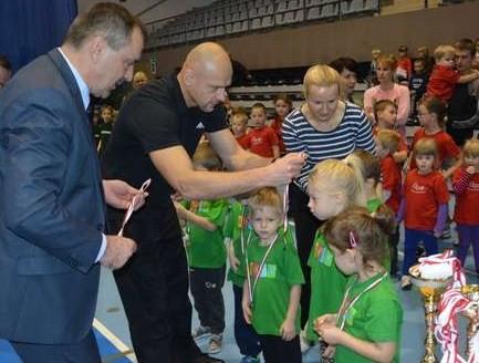 Osiem drużyn walczyło w hali Lega w Mistrzostwach Przedszkolaków o Puchar Burmistrza Olecka. W Mistrzostwach Przedszkolaków zorganizowanych przez Akademię 2012 grały dzieci z rocznika 2008 i młodsze.