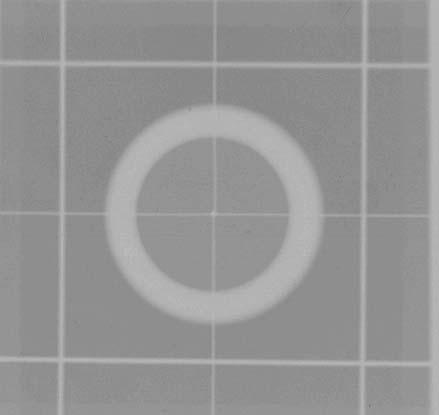 Parametry wiązki promieniowania 81 Przykład Poniżej zaprezentowano rentgenowski obraz fantomu do kontroli osiowości wiązki promieniowania.