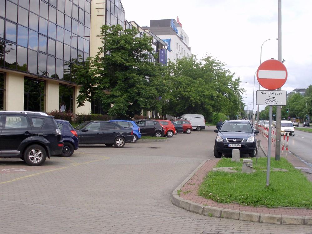 Fot. 2. Dwukierunkowy ruch rowerowy na jezdni jednokierunkowej, ul. Bitwy Warszawskiej 1920 r., Warszawa Fot. własna 2.3.2. Pasy ruchu dla rowerów Pas ruchu dla rowerów jest to część jezdni przeznaczona do ruchu rowerów w jednym kierunku, oznaczona odpowiednimi znakami drogowymi11.