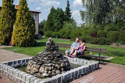 Internetu Wi-Fi, 3 zabiegi dziennie (za wyjątkiem niedziel i świąt) zlecone przez lekarza, w tym gimnastyka, konsultacje lekarskie, całodobową opiekę