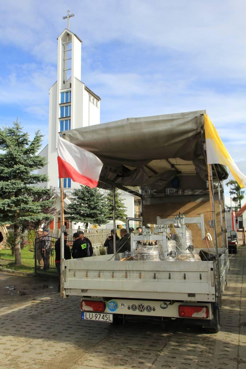 pomodlić się podczas najważniejszej chwili w procesie produkcji dzwonów -