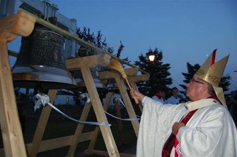 poświęcił trzy nowe dzwony, które niebawem zostaną