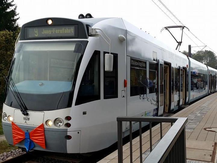 TRAMWAJ DWUSYSTEMOWY W KASSEL W niemieckim mieście Kassel zastosowano dwa różne sposoby połączenia systemu kolejowego i tramwajowego.