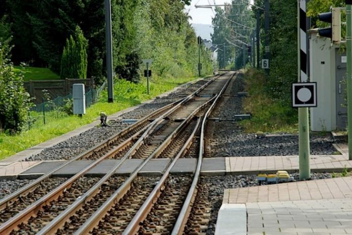 szerokości pudła) w rejonie przystanków zaprojektowano podwójne sploty torowe.
