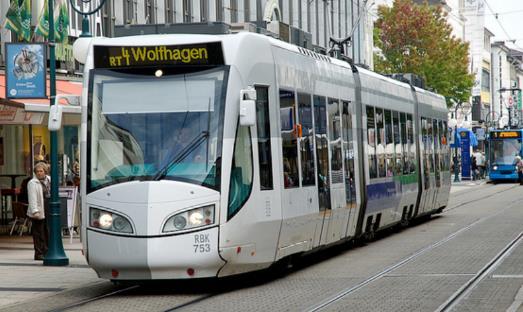 są obsługiwane przez elektryczne pojazdy dwusystemowe RegioCitadis (18 szt.) przystosowane do tramwajowego systemu zasilania (600 V prądu stałego) i kolejowego (15 kv prądu przemiennego 16 2/3 Hz).