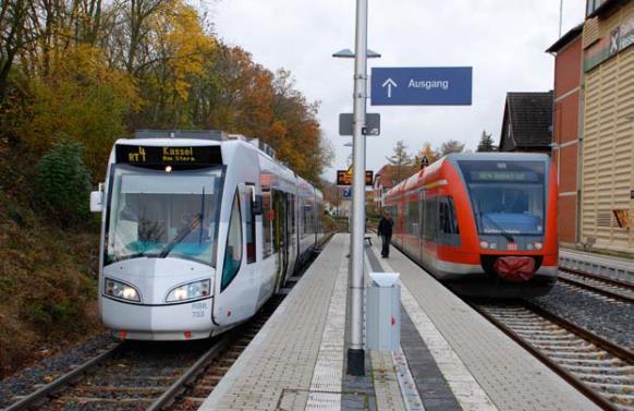 Sieć tramwaju dwusystemowego RegioTram w rejonie Kassel została pokazana na rysunku 7. Rys. 8.