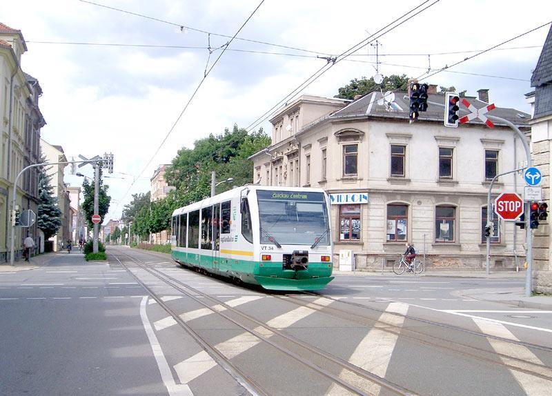 Trasa przebiega od Dworca Głównego w Zwickau Zwickau (Sachs) Hbf do Zwickau Zentrum wykorzystując starą bocznicę kolejową, a na końcowym odcinku korzysta ze wspólnego torowiska (trójszynowego) z