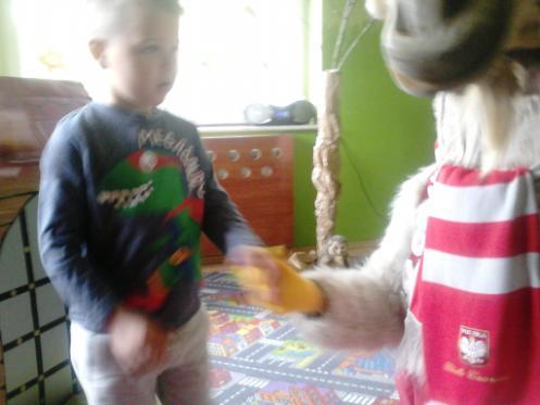 były zapraszane do udziału w w/w sztuce, co wzbudziło ogromny entuzjazm wśród najmłodszych.