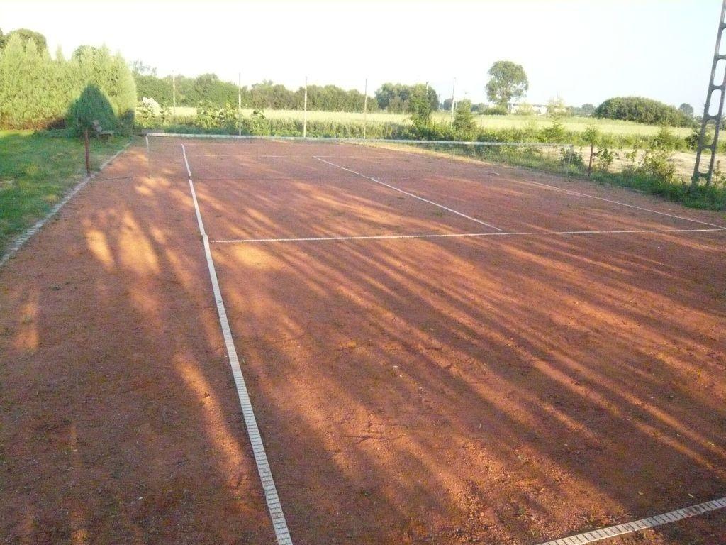 Zdjęcie 4. Prywatny kort tenisowy.