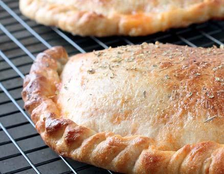 Danie główne Tradycyjne calzone Ciasto: 220 ml ciepłej wody 1 łyżeczka cukru20 g świeżych drożdży 40 g mąki 3 g oliwy z oliwek 1 łyżeczka soli Nadzienie: 30 g sera mozarella 40 g świeżych pomidorów