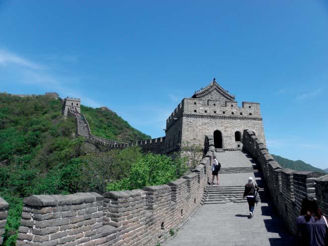 Budowany przez setki lat jest miejscem, gdzie codziennie ściągają tłumy turystów. Dodatkowym argumentem przemawiającym za odwiedzeniem Muru jest jego niedalekie położenie od stolicy Chin Pekinu.