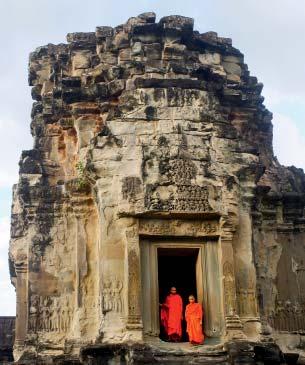 delikatnych rzeźb. Od maja przed głównym wejściem do Angor Wat został zamknięty ruch uliczny dla aut.