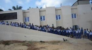 liceum Lycée-Collège St Jean Baptiste w Bebalem Czad: Budowa ławek dla kościoła Paroisse St Jean- Baptiste w