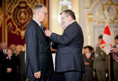 36 > zrównoważony biznes NAGRODY Profesor Filipiak odznaczony Krzyżem Oficerskim Orderu Odrodzenia Polski.