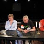 przekazały autorowi sztuki płyty CD, na których ich ojciec nagrał