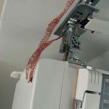 Obcinak nitki Na zakoñczenie szwu naszyæ szew ³añcuchowy od 15 cm do 20 cm i przeci¹gn¹æ z ty³u do przodu przez obcinak nitki (17).
