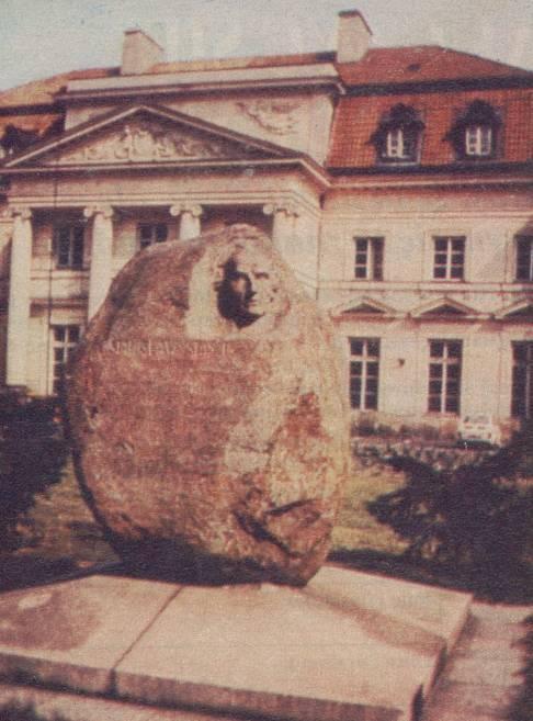 W Warszawie, na skwerze przed pałacem Prymasowskim znajduje się skromny pomnik ku czci Stanisława Staszica. W ogromnym głazie wydobytym z pradoliny Wisły tzw.
