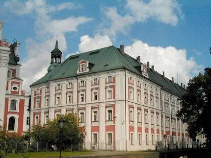 Kolegium Duchowne w Poznaniu tu rozpoczął naukę po ukończeniu szkół średnich w Wałczu.