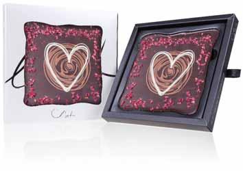 sercem z białej czekolady oraz drobinkami malin, zapakowana w kartonik z  1995 TAFLA ARTYSTYCZNA L ART -