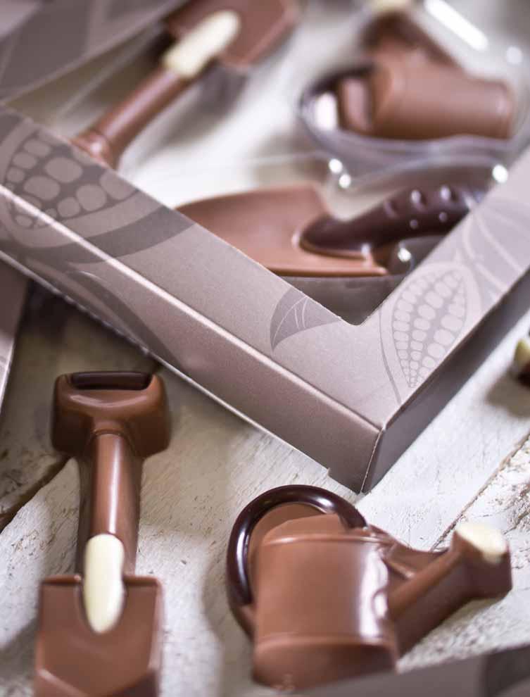 czekolady, w skład którego wchodzą: konewka, grabki, łopata, szpadel i sekator.
