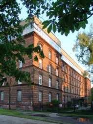 Renowacja przeprowadzona została na powierzchniach lastrykowych i betonowych w ciągu korytarzy wszystkich pięter, głównej klatki schodowej, bocznej klatki schodowej oraz strefy wejścia.