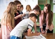 4 Młodzież i budżet partycypacyjny Otwieranie drzwi do demokracji Wprowadzenie W każdej z klas odbyły się żywe dyskusje na temat tego, co warto zmienić w okolicy Budżet partycypacyjny jest świetną
