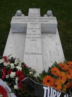 W Turcji w Stambule na cmentarzu wojskowym Haydarpaşa znajduje się grób Mariana Langiewicza przywódcy Powstania Styczniowego.