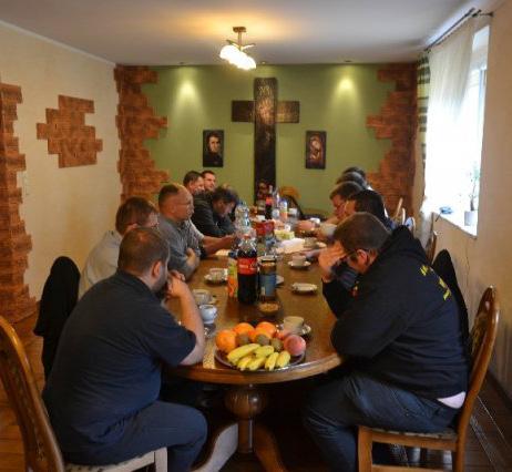 00 oblaci udali się na nieszpory do kościoła, a następnie koncelebrowali Mszę świętą w parafii. Po niej kolacja i dalsze rozmowy, już bardziej twórcze, odpowiadające na zauważone problemy.