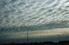 Chmury Ac Altocumulus zbudowane z kropelek wody przechłodzonej, przy niskich temperaturach z kryształków lodu.