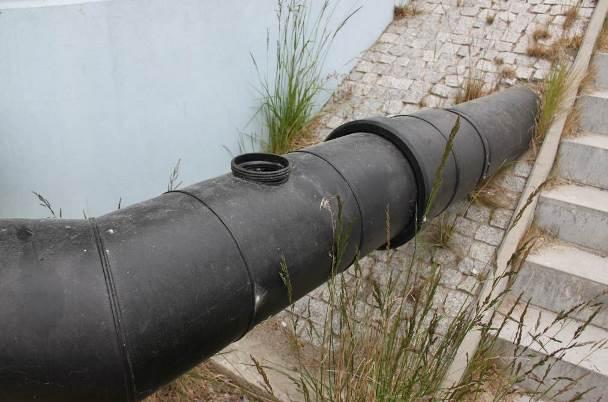 elastycznych elementów uszczelniających. b) Lokalne nieszczelności (o charakterze punktowym) urządzeń dylatacyjnych lub ich otoczenia umożliwiające przecieki wody (rys.