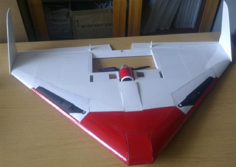 turbulizatora; elementu roboczego typu ruchoma wibrująca klapka. Jako klapkę lewego i prawego turbulizatora zastosowano łopaty od modeli śmigłowców. Są to elementy wykonane z tworzywa sztucznego.
