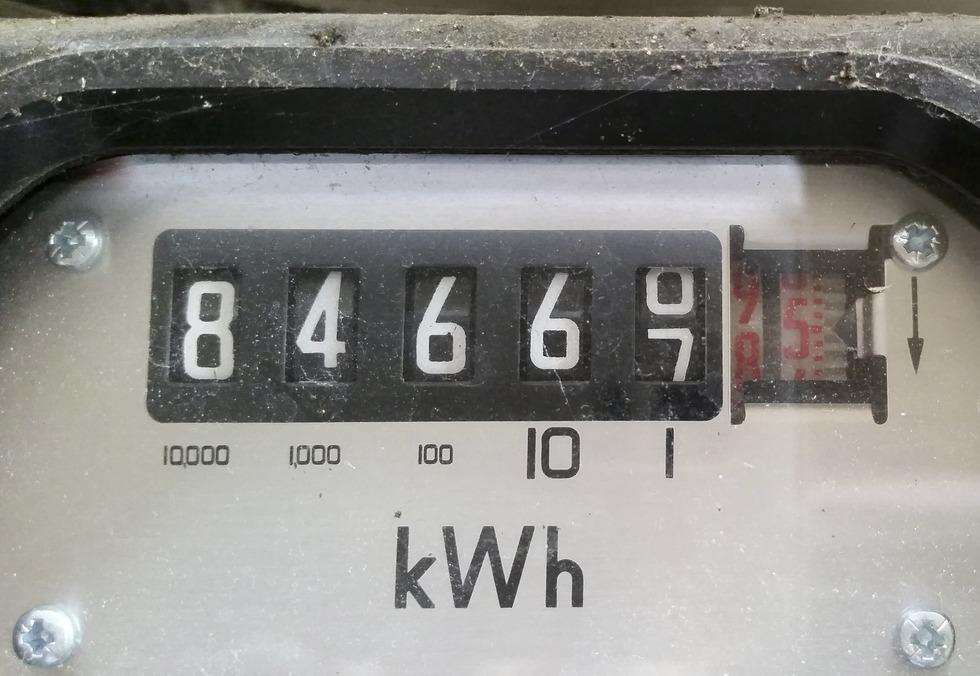Praca prądu elektrycznego 2.7. Praca prądu elektrycznego Na rachunkach za zużycie energii elektrycznej widnieje napis: Ilość zużytych kilowatogodzin.