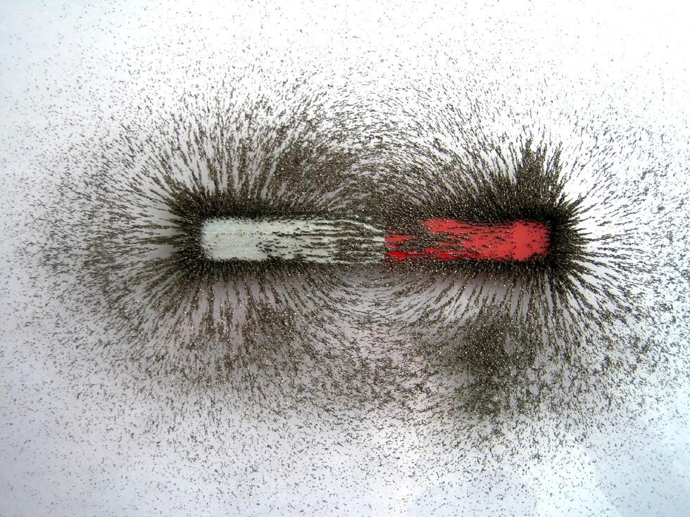 Oddziaływania magnetyczne Ilustracja 2. Linie pola magnetycznego wokół magnesu sztabkowego Opiłki żelaza układają się w charakterystyczny sposób, tworząc linie wokół magnesu.
