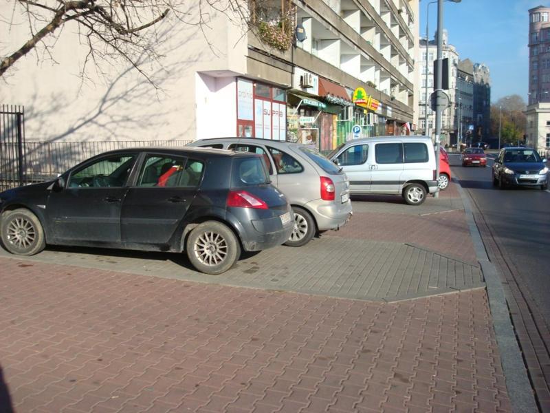 Puławskiej kilkakrotnie znaki drogowe