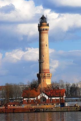 7. Świadczenia Dwa noclegi na sali gimnastycznej (należy posiadać własny śpiwór i karimatę) Wyżywienie: Zapewniamy obiad w sobotę oraz prowiant na ognisko Wieczorne zwiedzanie Fortu Gerharda Posiłek