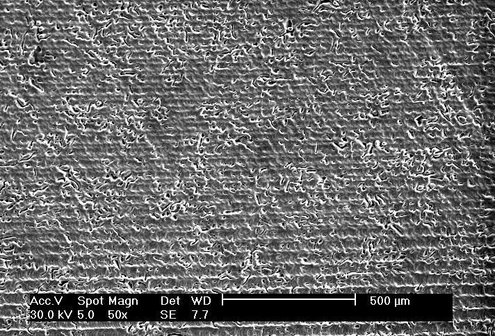 1968 Wojciech NAPADŁEK, Leszek BĄKAŁA Rys. 4. Charakterystyczna topografia warstwy powierzchniowej stali chromowo-niklowej AMS 5504 po teksturowaniu promieniowaniem laserowym 7.
