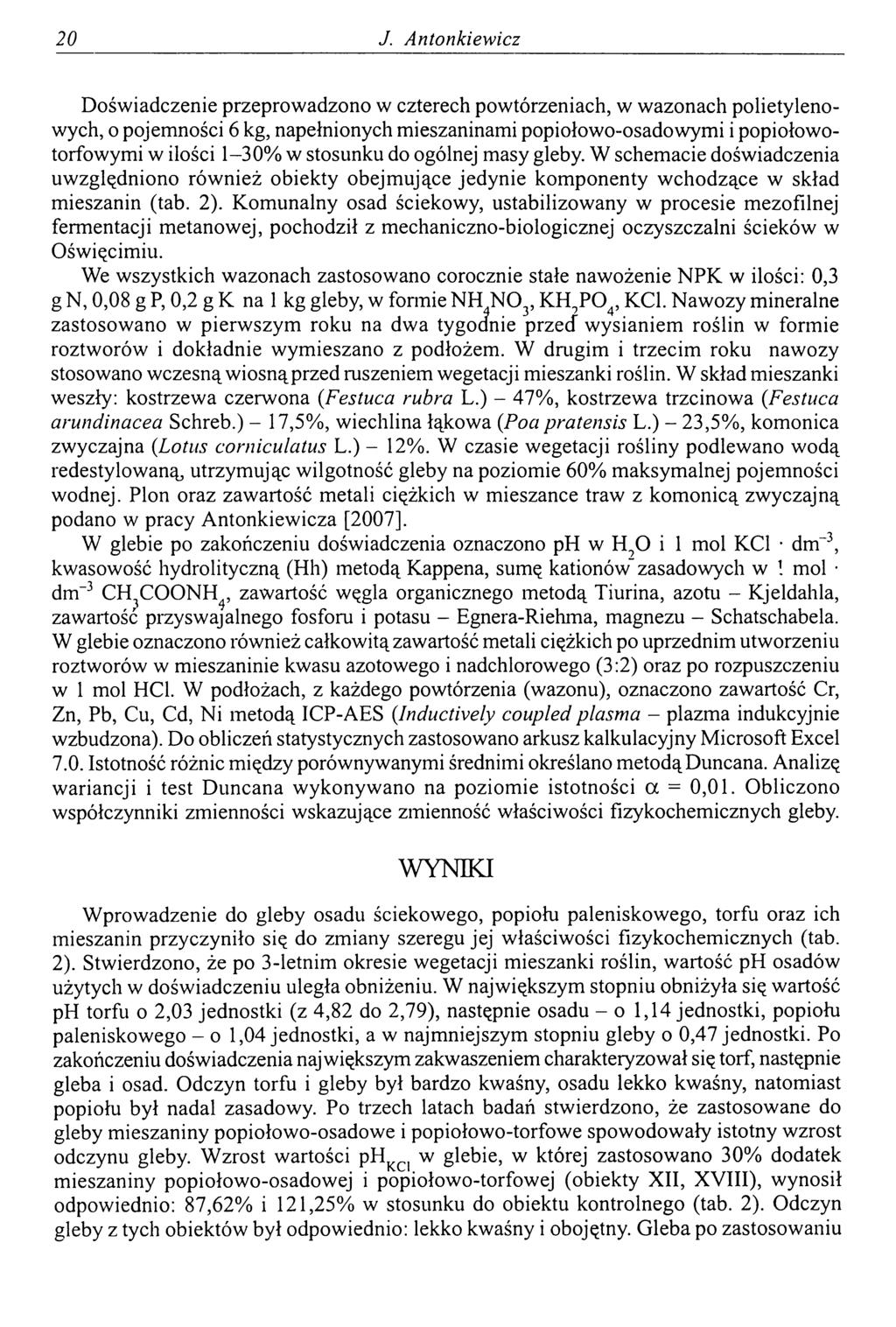 20 J. Antonkiewicz Doświadczenie przeprowadzono w czterech powtórzeniach, w wazonach polietylenowych, o pojemności 6 kg, napełnionych mieszaninami popiołowo-osadowymi i popiołowotorfowymi w ilości